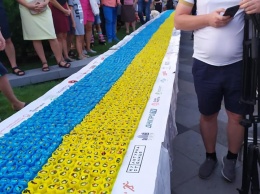 В Днепре в День независимости установили новый гастрономический рекорд - создали 16-метровый флаг Украины из суши (ФОТО)