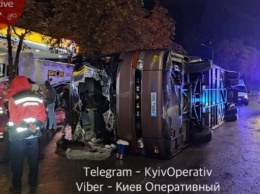 На спуске с улицы Елены Телиги в Киеве перевернулся автобус, много пострадавших