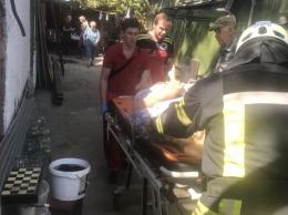 В Одессе пожилая женщина упала в подвал дома: ее увезла "скорая"