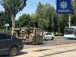 В Мариуполе на перекрестке перевернулся автомобиль военных медиков, - ФОТО