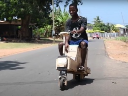 Африканец построил электрический скутер при помощи ножа