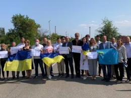 На КПВВ иностранные делегаты подписали флаги, которые передадут в музей после деоккупации Крыму