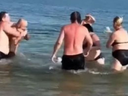 Не поделили медуз: в Бердянске туристы подрались прямо в море
