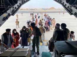 Водитель из Пакистана заехал посмотреть на аэропорт Кабула и оказался в США