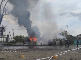 В Запорожской области перевернулся и загорелся бензовоз, повредив газовую трубу - фото, видео