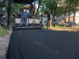 В Каменском продолжается ремонт тротуаров