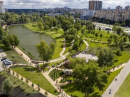 На Троещине открыли большой парк с беседкой в крымскотатарском стиле