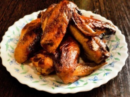 Пальчики оближешь: как приготовить куриные крылья, маринованные в медово-соево-горчичном соусе