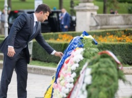 Зеленский в Кишиневе возложил цветы к монументу Стефану Великому
