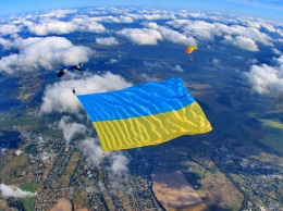 Можем гордиться: одессит развернул самый большой флаг Украины в воздухе
