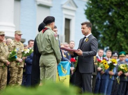 Зеленский вручил государственные награды семьям погибших военных