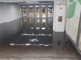 В Киеве после ливня «поплыла» станция метро