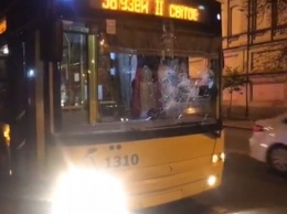 На улице Лаврской двое мужчин разбили окна троллейбуса и напали на водителя