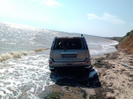 Прямо в воду: возле Бердянска автомобиль слетел с обрыва
