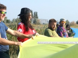 На Арабатской Стрелке активисты запустили флаг единства (видео)