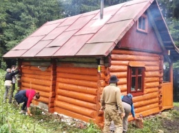 В Карпатах активисты восстановили туристический приют под горой Грофа