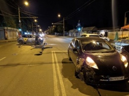"Нашли" друг друга: в Одессе столкнулись два электромобиля