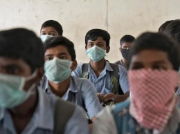 В Индии начали закрывать школы из-за вспышки неизвестной лихорадки
