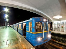 В киевском метро женщина-пассажир в вагоне распивала водку (видео)