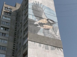 В Харькове "утеплили" мурал на жилой многоэтажке