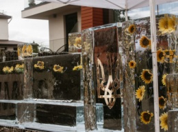 В Трускавце создали рекордную ледяную барную стойку с символикой Украины