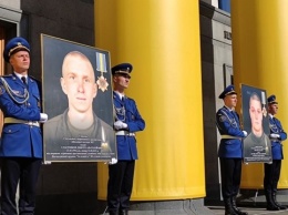 Возле Рады почтили память нацгвардейцев, погибших от взрыва гранаты