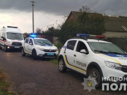 В Одесской области полицейские спасли трехлетнего мальчика, который ушел гулять под дождем на речку, пока родители спали