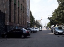 На тротуар не заехать: в центре Запорожья установят антипарковочные столбики