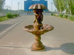 На Центральном стадионе демонтируют фонтан с купидонами, который возмутил николаевцев (ФОТО)