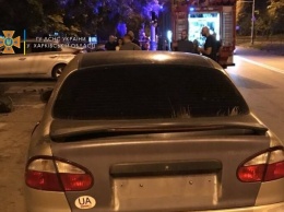 В Харькове автомобиль "Daewoo Lanos" врезался в три припаркованные машины: пострадал сам водитель и случайная прохожая, они в больнице, - ФОТО