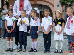 Цветы, улыбки и детский смех: как в школах Днепра праздновали 1 сентября
