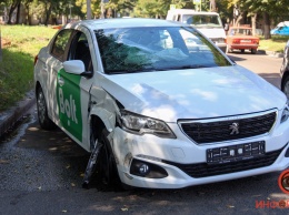 В Днепре на Антоновича такси Bolt зацепил Toyota и перевернулся: пострадал водитель