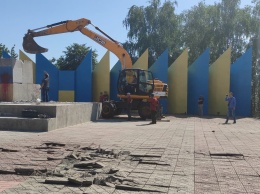 В Лисичанске на главной площади установят новую стелу: что появится на замену «ногам Ленина»