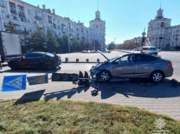 В центре Запорожья автомобиль снес светофор, - ФОТОФАКТ