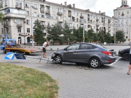 В центре Запорожья автомобиль снес светофор - фото