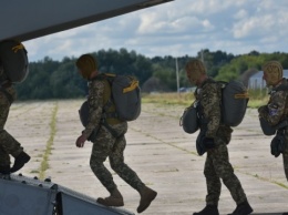 Украинские десантники испытывают американские парашютные системы