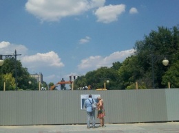 В Потемкинском сквере в Херсоне кипит работа - что происходит за забором