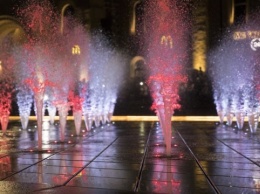 На Арсенальной площади открыли новый фонтан с подсветкой