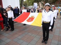 На Думской площади торжественно подняли флаг Одессы по случаю Дня города. Фото