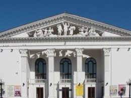 В Мариуполе предприниматель растратил сотни тысяч гривен на ремонте кровли драмтеатра