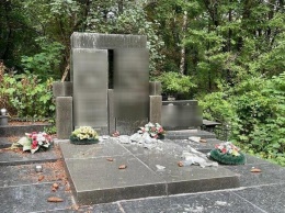 Все ради денег: в Киеве мужчина украл и продал бюст с могилы на Байковом кладбище