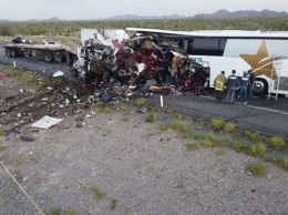 В Мексике столкнулись автобус и фура: 16 погибших