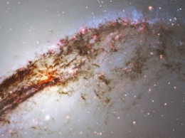 Астрономы показали гигантскую галактику в созвездии Центавр