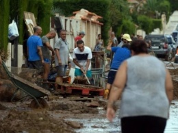 В Испании расчищают улицы после масштабного наводнения