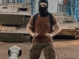 В Харькове тиктокеры проникли на завод с военной техникой и устроили на ней танцы