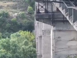 В Кривом Роге на мосту возле Карачуновской дамбы повесился мужчина