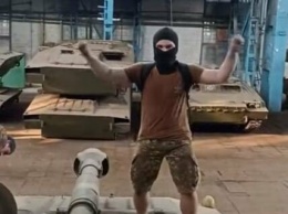В Харькове блогеры станцевали на артиллерийской установке в цеху ХТЗ и сняли это на видео: СБУ проводит проверку