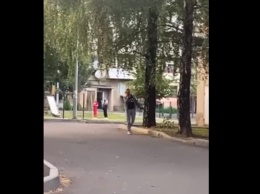 В Мукачево по улице разгуливала женщина с оружием