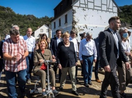 Меркель посетила пострадавшие от наводнения районы