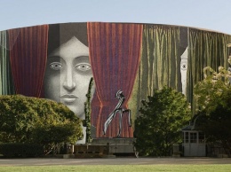 Ремонт искусству не помеха: четырехэтажное здание Музея Хиршхорна в Вашингтоне обернут специально созданной картиной